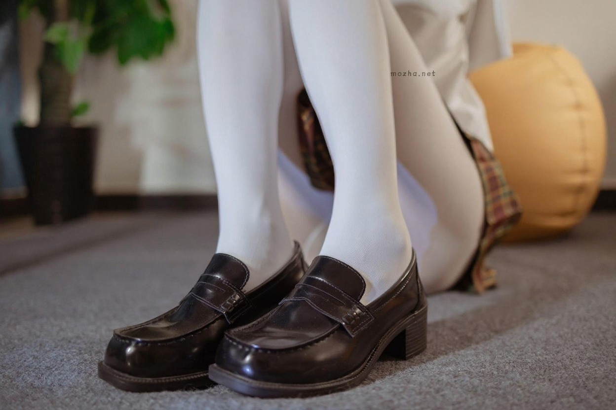 白龙猫女 – 白糸の美脚体験【17P】